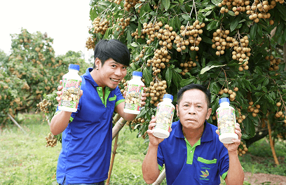 ทีมงานถือผลิตภัณฑ์ในสวน